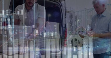 Minibüsün yanındaki teslimatçı ve müşteri üzerinden istatistik ve mali veri işleme görüntüsü. küresel gönderim, dağıtım, iş, veri işleme ve teknoloji konsepti dijital olarak oluşturuldu.