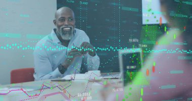 Ofiste iş tartışan çeşitli iş adamlarının finansal veri işleme görüntüsü. Küresel iş, finans ve dijital arayüz kavramı dijital olarak oluşturulmuş görüntü.