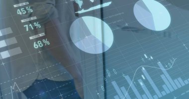 Kafkas işadamının ofisindeki finansal veri işleme resmi. iş, dijital arayüz ve veri işleme kavramı dijital olarak oluşturulmuş görüntü.