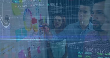 Finansal veri işleme ve çeşitli iş adamları üzerinde borsa görüntüsü. küresel iş, finans ve veri işleme kavramı dijital olarak oluşturulmuş görüntü.