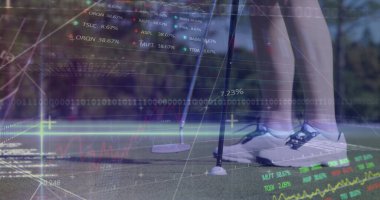 Golf sahasındaki kadın golfçünün veri işleme görüntüsü. Küresel spor, rekabet, hesaplama ve veri işleme kavramı dijital olarak oluşturulmuş görüntü.