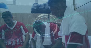 Değişik erkek futbol oyuncularının soyunma odasındaki tarama ve veri işleme görüntüleri. Küresel spor, rekabet ve veri işleme kavramı dijital olarak oluşturulmuş görüntü.