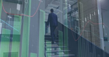 Ofiste merdivenlerden çıkan iki beyaz iş adamı hakkında istatistiksel veri işleme. iş teknolojisi kavramı