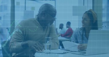 Ofisteki çeşitli iş adamlarıyla ilgili finansal veri işleme resmi. Küresel finans, iş, bağlantılar, hesaplama ve veri işleme kavramı dijital olarak oluşturuldu.