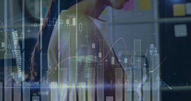 Ofiste çalışan beyaz iş kadınına karşı istatistiksel veri işlemenin birleşik görüntüsü. iş teknolojisi kavramı