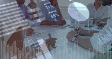 Grafikler ekranda 4k hareket ederken bir ofis içinde yazarken oturmuş çeşitli iş adamlarının dijital kompozit