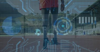 Koşu parkurunda çalışan engelli erkek sporcunun dijital veri işleme görüntüsü. global spor, rekabet, engellilik ve dijital arayüz kavramı dijital olarak oluşturulmuş görüntü.