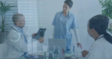 Bilgi arayüzü görüntüsü, hastanede hastanın röntgenini çeken çeşitli doktorların grafikleri. Dijital bileşik, çoklu maruz kalma, rapor, takım çalışması, tıbbi, sağlık ve teknoloji.