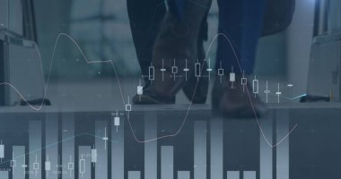 Ofisteki yürüyen merdiven kullanan iş adamlarının mali veri işleme görüntüsü. küresel finans, iş ve dijital arayüz kavramı dijital olarak oluşturulmuş görüntü.