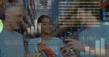 Depoda bağış torbaları açan kadın ve erkek gönüllülerle ilgili istatistiksel veri işleme. lojistik ve ulaşım sektörü kavramı