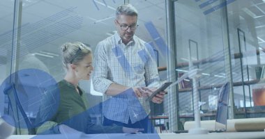 Ofiste çalışan çeşitli iş adamlarının veri işleme görüntüsü. Küresel iş, finans, hesaplama ve veri işleme kavramı dijital olarak oluşturulmuş görüntü.