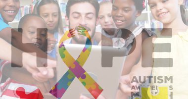 Tablet kullanan çeşitli okul çocukları ve öğretmenler üzerinden bir aylık otizm farkındalığı resmi. otizm farkındalık ayı ve dijital olarak üretilen görüntü konsepti.