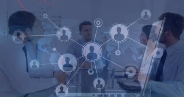 Kafkasyalı iş arkadaşlarının toplantıda tartıştığı çizgilerle bağlantı kuran profil simgeleri. Dijital bileşik, çoklu pozlama, iş, iletişim, takım çalışması ve teknoloji kavramı.