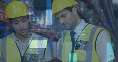 Depoda çalışan kadın ve erkeğin istatistik ve mali veri işleme görüntüsü. küresel gönderim ve bağlantılar konsepti dijital olarak oluşturulmuş görüntü.