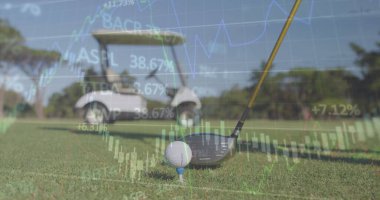 Golf sahasında istatistik ve finansal veri işleme görüntüsü. Küresel spor, ağlar, hesaplama ve veri işleme kavramı dijital olarak oluşturulmuş görüntü.