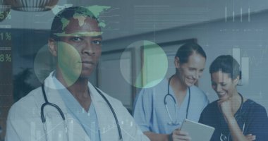 Gülümseyen Afrikalı Amerikalı bir doktorun kollarını kavuşturması üzerine bilgi arayüzü. Dijital bileşik, çoklu pozlama, rapor, iş, küresel, tıbbi ve sağlık konsepti.