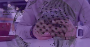 Akıllı telefonla ödeme yapan farklı insanlar üzerinde dünya ile veri işleme görüntüsü. Dijital olarak oluşturulan küresel finansman, perakende ve dijital arayüz kavramı.