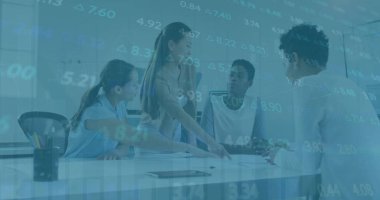 Ofisteki iş adamları üzerinde finansal veri işleme resmi. Küresel iş bağlantıları ve veri işleme kavramı dijital olarak oluşturulmuş görüntü.