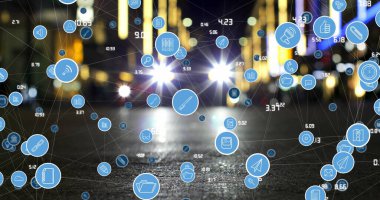 Gece şehir caddesinde bağlı medya ve sosyal ağ simgeleri ve veri işleme görüntüsü. Küresel iletişim, sosyal medya, seyahat ve dijital arayüz kavramı dijital olarak oluşturulmuş görüntü.