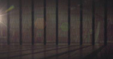 Arka planda hipnotik hareketle yanıp sönen kırmızı ve yeşil ışıklı parmaklıklı pencere görüntüsü. Işık ve hareket kavramı dijital olarak oluşturuldu.