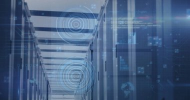 Bilgisayar sunucularıyla teknoloji odasında tarama ve veri işleme görüntüsü. dijital arayüz, küresel teknoloji, bağlantı ve iletişim konsepti dijital olarak oluşturulmuş görüntü.