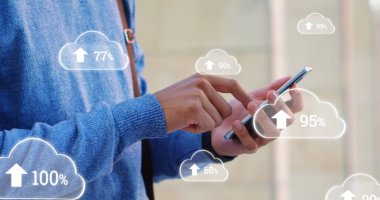 Mavi kazaklı bir adamın cep telefonunu kullanarak dijital görüntüsü. Önplan 4k olarak gri dijital bulutları yüklemenin dijital görüntüsü