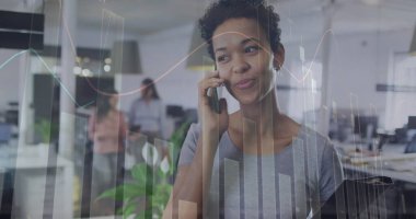 Video kulaklık kullanan iş adamının üzerindeki dijital simgelerin görüntüsü. Küresel iş bağlantıları dijital arayüz ve teknoloji konsepti dijital olarak oluşturulmuş görüntü.