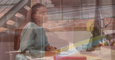 Afro-Amerikan iş kadınının veri işleme görüntüsü. Küresel iş ve dijital arayüz kavramı dijital olarak oluşturulmuş görüntü.