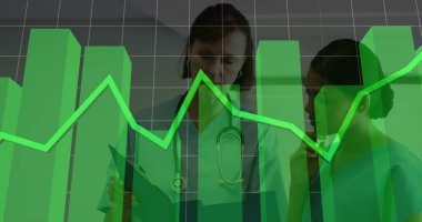 Ofiste çalışan iş adamlarının mali veri işleme görüntüsü. Küresel iş dünyası dijital arayüz teknolojisi ve dijital olarak oluşturulan ağ konsepti.