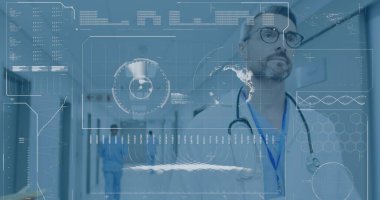 Hastanedeki beyaz erkek doktor üzerinde yapılan tarama ve veri işleme görüntüsü. Küresel tıp, sağlık ve dijital arayüz kavramı dijital olarak oluşturulmuş görüntü.