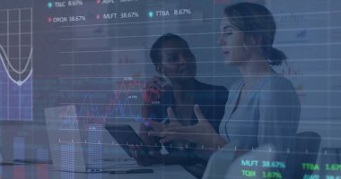 Ofisteki çeşitli kadın iş arkadaşlarının mali verileri ve grafikleri. İş, finans, ekonomi ve işbirliği konsepti dijital olarak oluşturulmuş imaj.