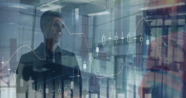 Çeşitli iş kadınlarının konuştuğu veri işleme görüntüsü. küresel iş, finans, bağlantılar ve dijital arayüz konsepti dijital olarak oluşturulmuş görüntü.