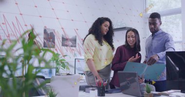 Ofisteki çeşitli erkek ve kadın meslektaşlar üzerindeki grafik ve veri işleme görüntüsü. Küresel iletişim, iş, veri ve dijital arayüz kavramı dijital olarak oluşturulmuş görüntü.