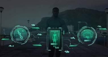 Afrikalı Amerikalı bir adamın koşuşuyla ilgili veri işleme görüntüsü. Küresel spor, bilim, hesaplama, dijital arayüz ve veri işleme kavramı dijital olarak oluşturuldu.