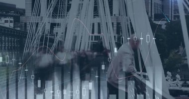 Köprüde yürüyen insanların zaman atlamalarıyla istatistiksel veri işlemenin birleşik görüntüsü. iş ve teknoloji kavramı