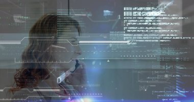 Kafkasyalı iş kadınının akıllı telefondan konuşmasının yanında veri işleme ve ışık noktaları. Bilgisayar arayüzü ve iş ağı teknolojisi kavramı