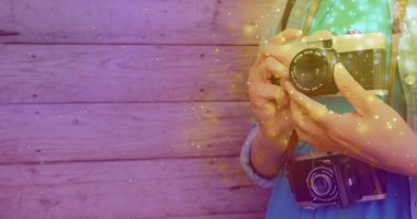 Dijital fotoğraf makinesini tutan kadın fotoğrafçının orta kısmında parlıyordu. dünya fotoğraf günü farkındalık kavramı