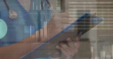 Kafkasyalı kadın doktorun panoya yazı yazmasının orta bölümündeki bilgi arayüzü görüntüsü. Dijital bileşik, çoklu pozlama, küresel, rapor, iş, tıbbi ve sağlık konsepti.