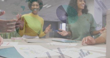 Ofiste toplanan çeşitli iş adamlarıyla ilgili finansal veri işleme resmi. Küresel iş, finans ve dijital arayüz kavramı dijital olarak oluşturulmuş görüntü.