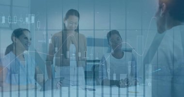 Ofisteki çeşitli iş adamlarıyla ilgili finansal veri işleme resmi. Küresel iş ve dijital arayüz kavramı dijital olarak oluşturulmuş görüntü.