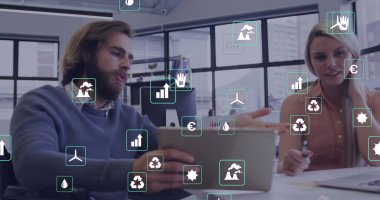 Tablet kullanan beyaz iş adamları üzerinde ekoloji simgeleri. küresel ağlar, iş dünyası, veri işleme ve dijital arayüz kavramı dijital olarak oluşturuldu.