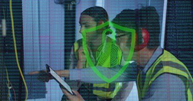 Çeşitli erkek ve dişilerden elde edilen veriler bilgisayar sunucusu tabletleriyle mühendislik yapıyor. veri işleme, bulut hesaplama konsepti ve teknoloji konsepti dijital olarak oluşturulmuş görüntü.