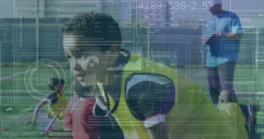 Spor salonundaki farklı erkek basketbolcuların veri işleme görüntüsü. Küresel spor yarışması ve veri işleme kavramı dijital olarak oluşturulmuş görüntü.