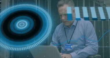 Kapsam taraması ve beyaz tenli bir erkeğin bilgisayar sunucusuyla veri işleme görüntüsü. küresel hesaplama ve veri işleme kavramı dijital olarak oluşturulmuş resim.