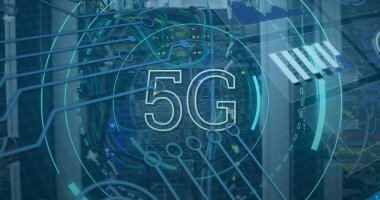 Sunucuların üzerinde 5G ve işleme çemberlerinin resmi. ağ, iletişim, veri işleme ve teknoloji konsepti dijital olarak oluşturulmuş görüntü.
