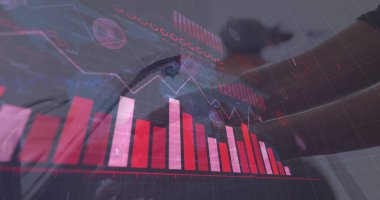 Grafiklerle ve ellerini yıkayan kadınla ilgili istatistiklerle dijital arayüz görüntüsü. Dijital olarak üretilen küresel koronavirüs pandemik konsepti.