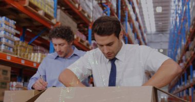 Depodaki çeşitli erkek işçilerin veri işleme görüntüsü. küresel iş ve dijital arayüz kavramı dijital olarak oluşturulmuş görüntü.