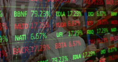 Depoda stokları kontrol eden beyaz erkek denetçiye karşı borsa veri işleme. lojistik ve ulaşım sektörü kavramı