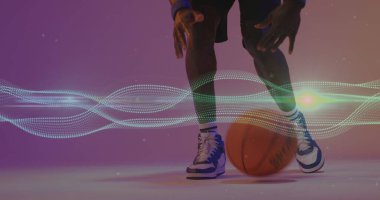 Afrika kökenli Amerikalı basketbolcu üzerinden neon desenli bir görüntü. Spor, rekabet, veri işleme ve dijital olarak oluşturulan iletişim konsepti.