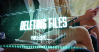 Akıllı telefonları kullanan çeşitli iş adamlarının veri işleme görüntüsü. Küresel teknoloji, bilgisayar ve dijital arayüz kavramı dijital olarak oluşturulmuş görüntü.